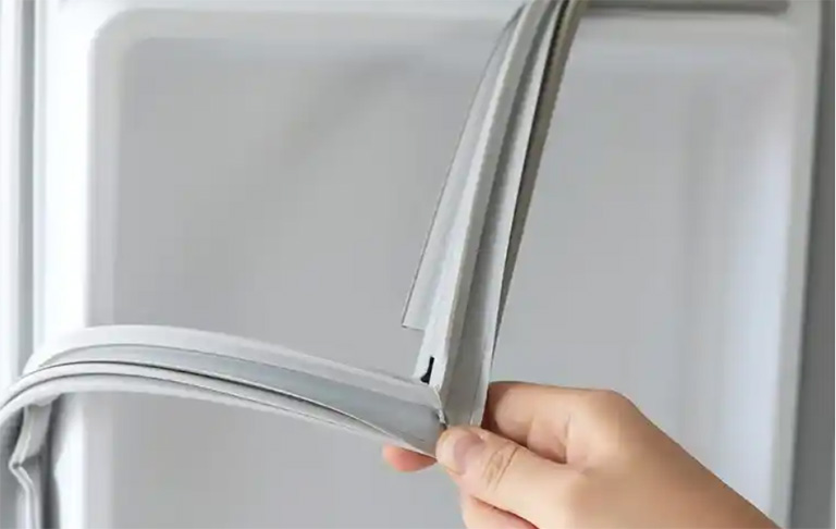 Home appliance sealing strip